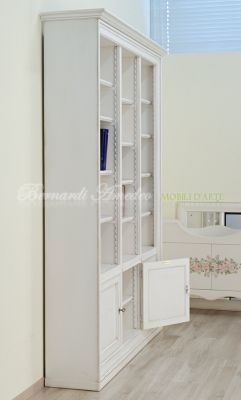 Libreria in legno con 3 ante finitura colore bianco anticato e schienali in rovere sbiancato